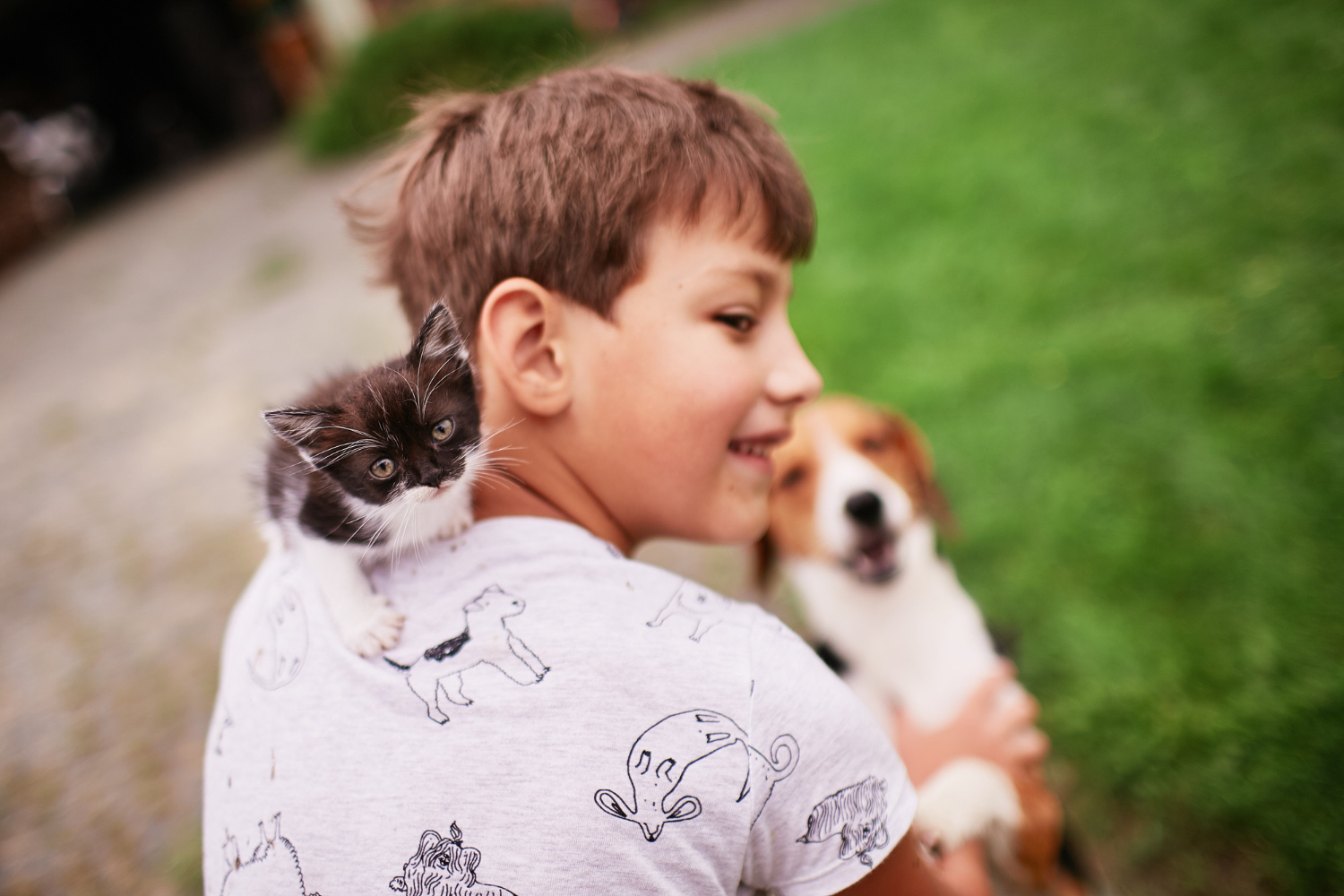 10 benefícios dos animais de estimação nas crianças